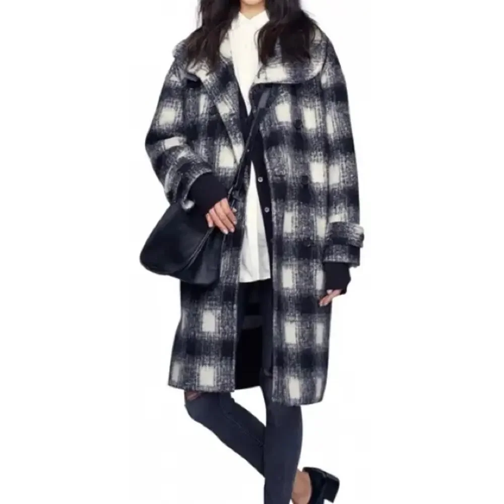 Banana Republic large scale